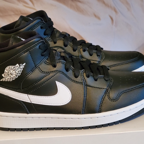 Jordan 1 Mid - Picture 3 of 5